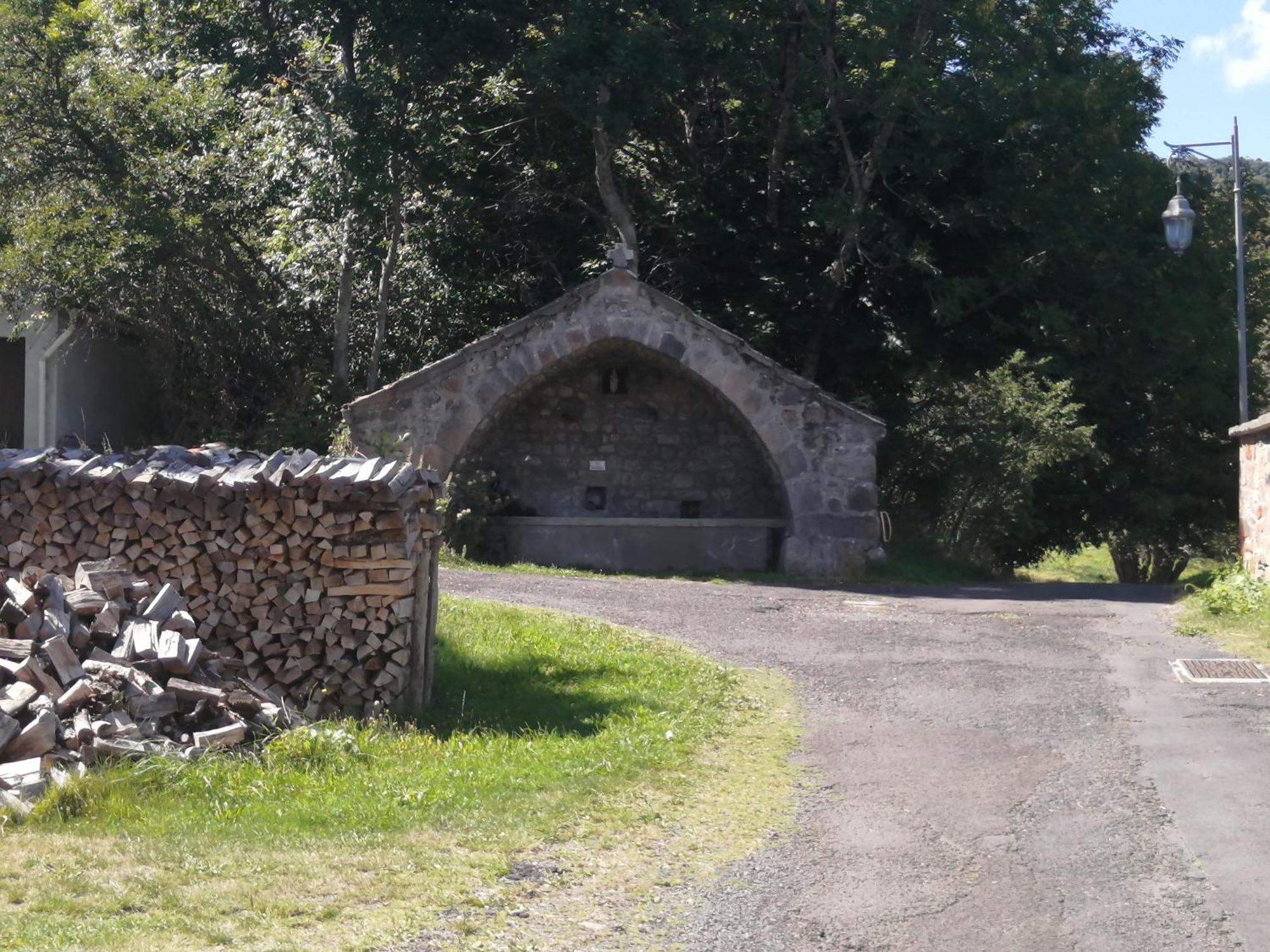 L'Auvergnate Chambon-sur-Lac Bagian luar foto