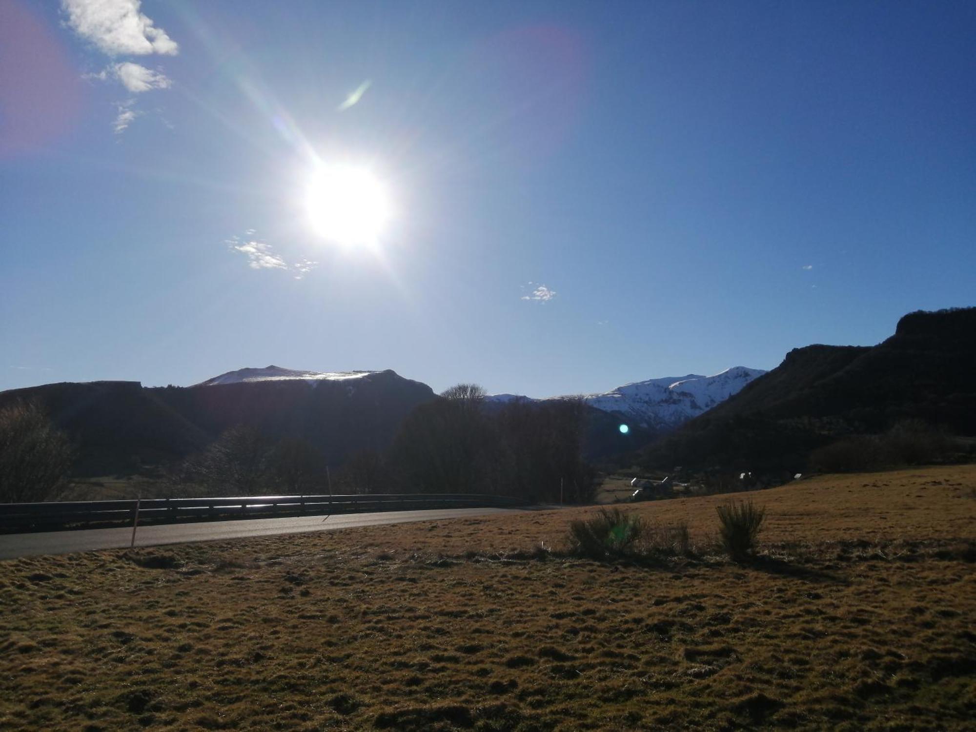 L'Auvergnate Chambon-sur-Lac Bagian luar foto
