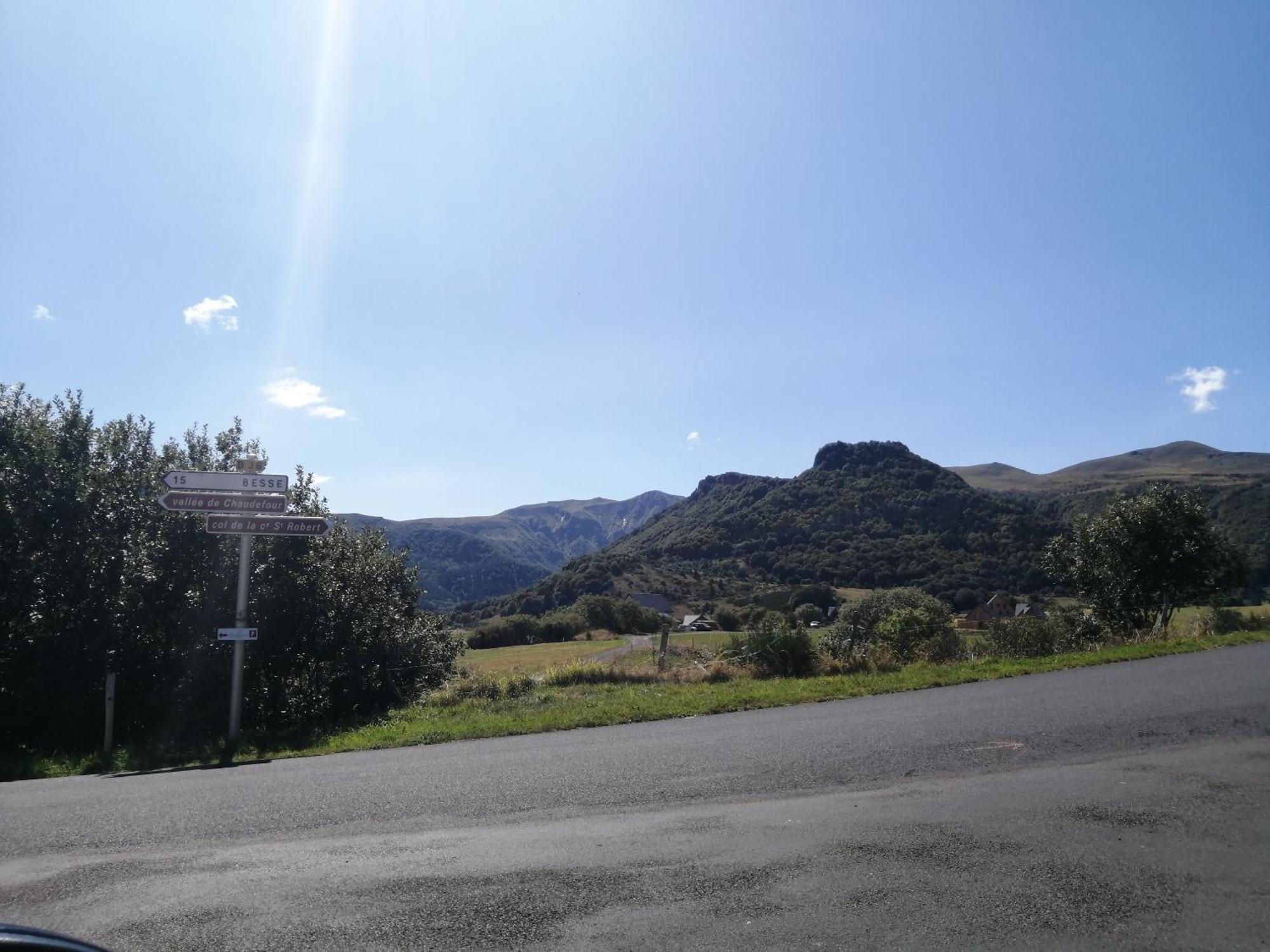 L'Auvergnate Chambon-sur-Lac Bagian luar foto